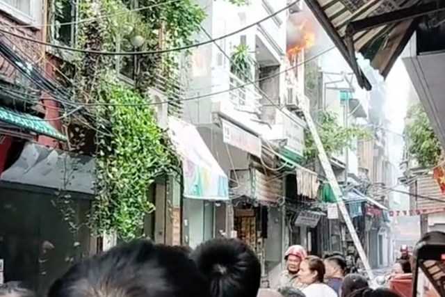 Cháy nhà ở Hà Nội lúc rạng ráng, 3 người bị mắc kẹt bên trong - Ảnh 1.
