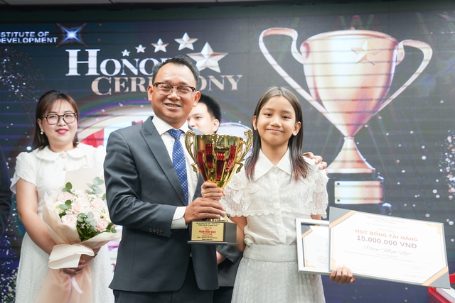 Cô bé 11 tuổi giành cúp vô địch cuộc thi piano quốc tế - Ảnh 2.