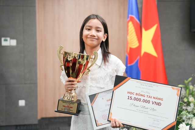 Cô bé 11 tuổi giành cúp vô địch cuộc thi piano quốc tế - Ảnh 1.