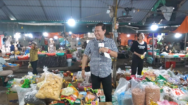 'Táo kinh tế' Quang Thắng bất ngờ đổi nghề bán gia vị tại chợ Hôm - Ảnh 1.