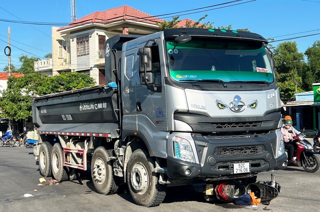 Quảng Nam: Xe máy va chạm xe tải, người phụ nữ tử vong tại chỗ - Ảnh 1.