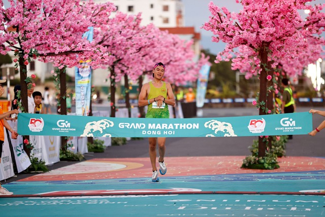 Hơn 1.500 vận động viên tham gia giải Grand Marathon Đồng Hới - Ảnh 2.