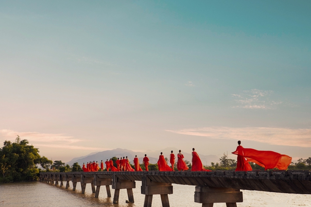 Cầu Máng Quảng Nam trở thành sàn runway của nhà mốt Việt - Ảnh 12.