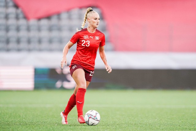 Alisha Lehmann từ cô gái miền quê đến ánh sáng World Cup và mạng xã hội - Ảnh 3.