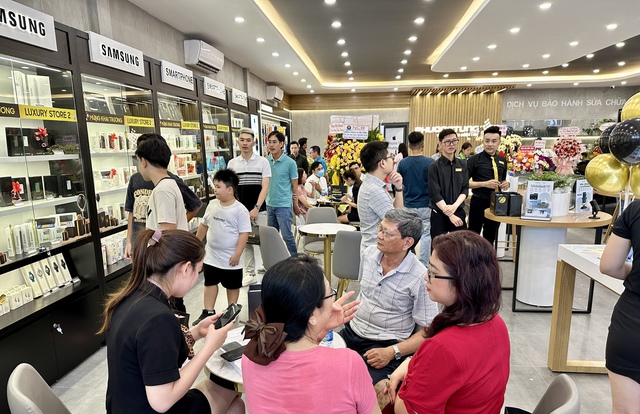 Phương Tùng tưng bừng khai trương Luxury Store thứ 2 tại Cần Thơ - Ảnh 1.
