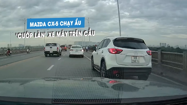 Mazda CX-5 ‘cướp làn’ xe máy, chạy lạng lách tạt đầu ô tô khác trên cầu - Ảnh 2.