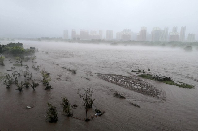 Số người chết tăng lên ở Bắc Kinh, tỉnh phụ cận do siêu bão Doksuri - Ảnh 4.