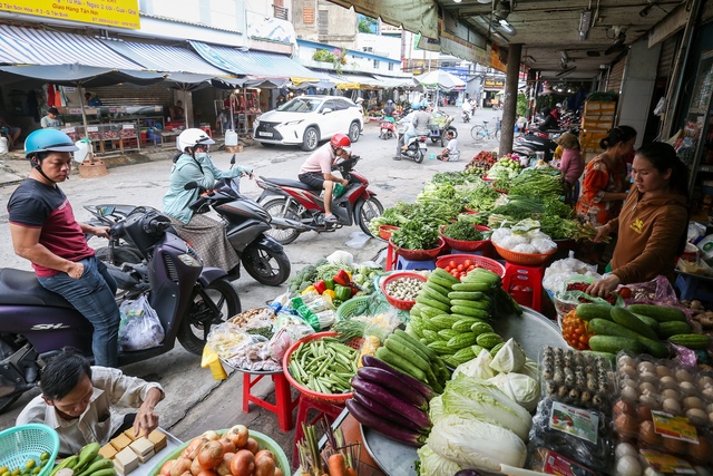 Giá rau quả tăng vọt vì mưa kéo dài  - Ảnh 1.