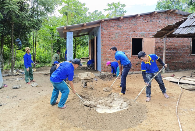 Theo bước chân tình nguyện: 'Biệt đội' thợ xây miền biên viễn- Ảnh 2.