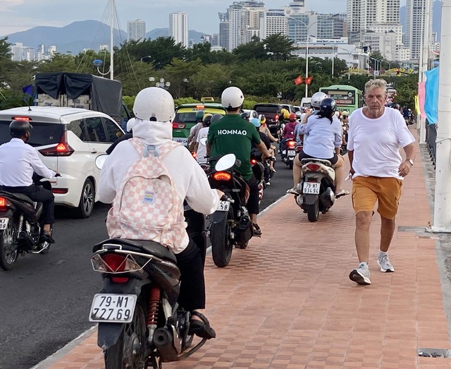 Nha Trang chen chúc trên cây cầu độc đạo - Ảnh 9.