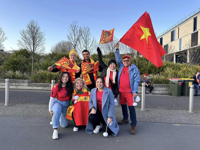 CĐV đến sân, 'tiếp lửa' cho đội tuyển nữ Việt Nam trước trận quyết đấu Hà Lan - Ảnh 1.