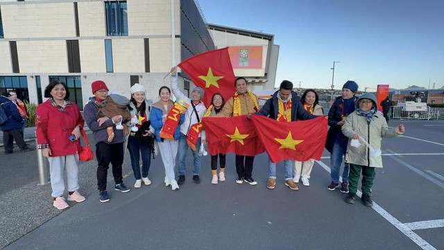 CĐV đến sân, 'tiếp lửa' cho đội tuyển nữ Việt Nam trước trận quyết đấu Hà Lan - Ảnh 3.