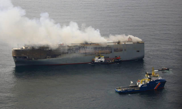 Tàu Fremantle Highway bốc cháy trên biển chở gần 500 ô tô điện - Ảnh 1.
