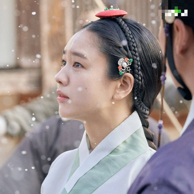 'Nam thần phản diện' Nam Goong Min trở lại làng giải trí sau đám cưới bạc tỉ - Ảnh 4.