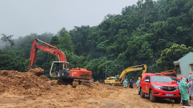 Trao bằng Tổ quốc ghi công cho 3 CSGT hy sinh do sạt lở đèo Bảo Lộc - Ảnh 4.