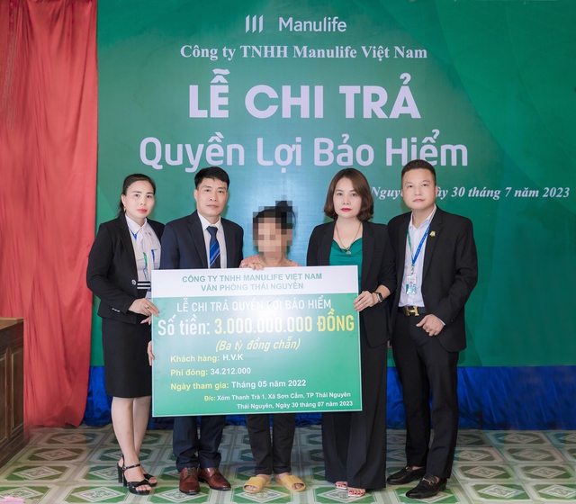 Manulife chi trả 3 tỉ đồng quyền lợi bảo hiểm cho một khách hàng ở Thái Nguyên - Ảnh 1.