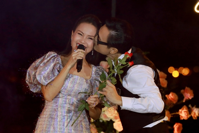 Nhạc sĩ Nguyễn Nhất Huy: 'Nụ hôn dành cho Cẩm Ly là nụ hôn tình nghĩa' - Ảnh 2.