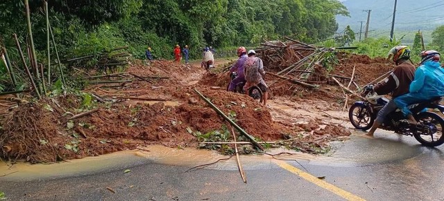 Bình Thuận: Hơn 9 nghìn mét khối đất đá tràn xuống tuyến QL 55 - Ảnh 3.