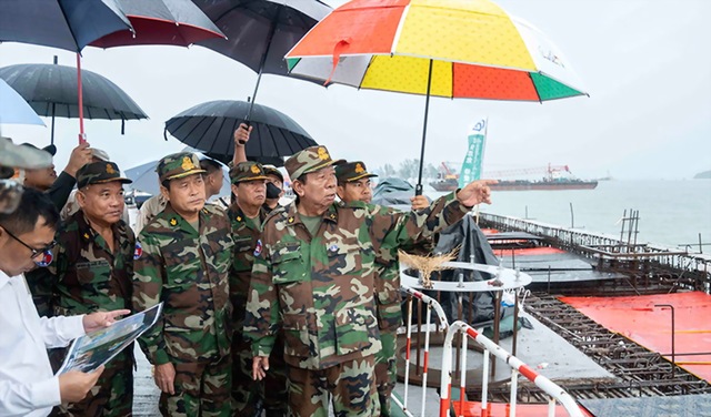 Bộ trưởng Quốc phòng Campuchia thị sát căn cứ hải quân phía nam Biển Đông - Ảnh 1.