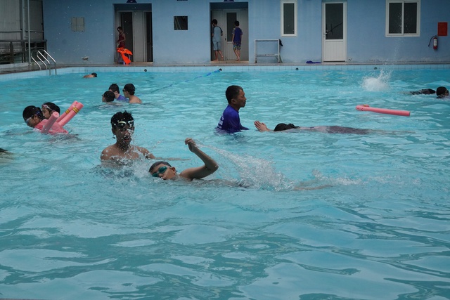 Lớp dạy bơi miễn phí cho trẻ - Ảnh 3.