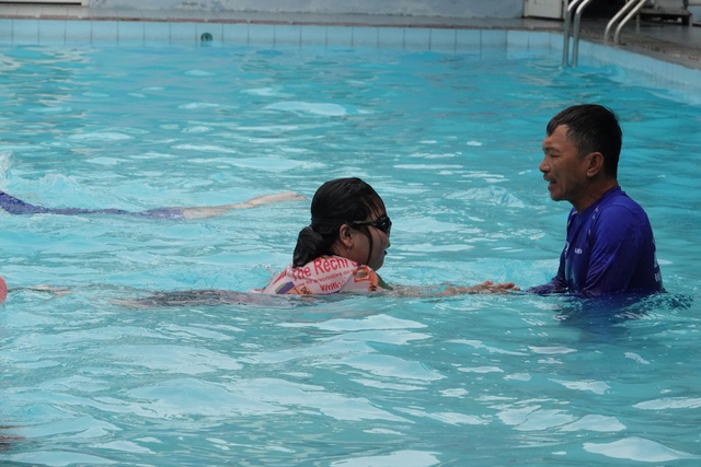 Lớp dạy bơi miễn phí cho trẻ - Ảnh 2.