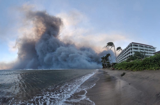 Cháy rừng khủng khiếp ở Hawaii, nhiều người phải nhảy xuống biển - Ảnh 2.