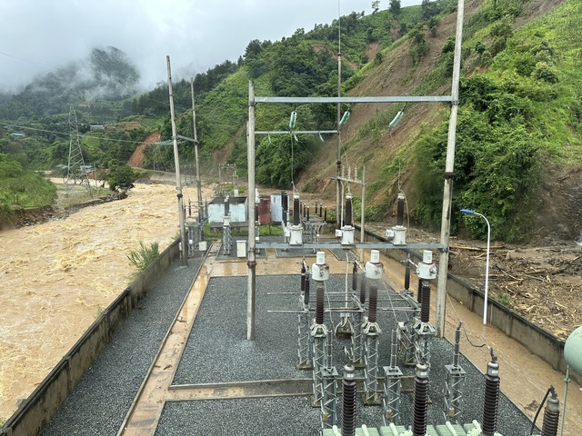 Công nhân điện lực Yên Bái băng rừng cấp điện trở lại ở Mù Cang Chải - Ảnh 4.