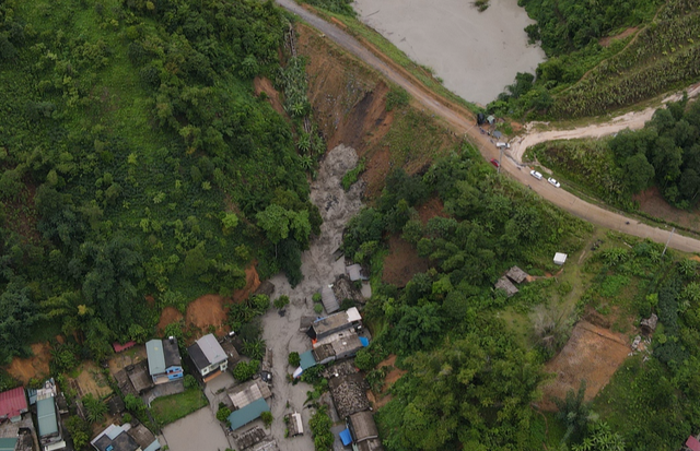 Lào Cai báo cáo khẩn về nguyên nhân sự cố hồ thải làm ngập nhiều nhà dân - Ảnh 1.