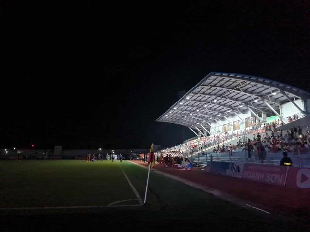 Sân Hà Tĩnh bất ngờ mất điện trong trận hòa không bàn thắng với CLB Hải Phòng - Ảnh 2.