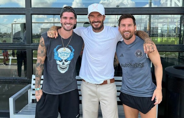 De Paul bất ngờ đến Inter Miami thăm Messi, xem David Beckham chăm sóc ‘GOAT’ - Ảnh 1.