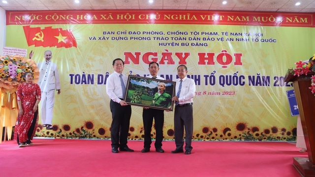 Trưởng ban Tuyên giáo Trung ương dự Ngày hội toàn dân bảo vệ ANTQ tại Bình Phước - Ảnh 2.