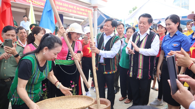 Trưởng ban Tuyên giáo Trung ương dự Ngày hội toàn dân bảo vệ ANTQ tại Bình Phước - Ảnh 6.