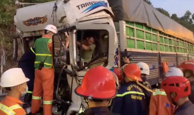 Đà Nẵng: Giải cứu tài xế mắc kẹt trong cabin sau tai nạn ở hầm Hải Vân - Ảnh 1.