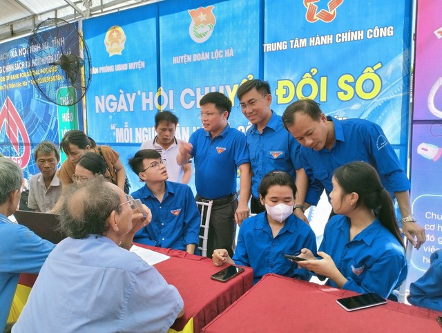 Tuổi trẻ Hà Tĩnh ra quân hỗ trợ người dân thực hiện dịch vụ công trực tuyến - Ảnh 2.