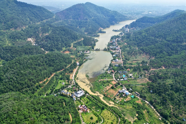 Kiểm lâm xót ruột khi thấy rừng phòng hộ Sóc Sơn tiếp tục bị 'xẻ thịt' - Ảnh 2. Kiểm lâm xót ruột khi thấy rừng phòng hộ Sóc Sơn tiếp tục bị 'xẻ thịt' - Ảnh 2.