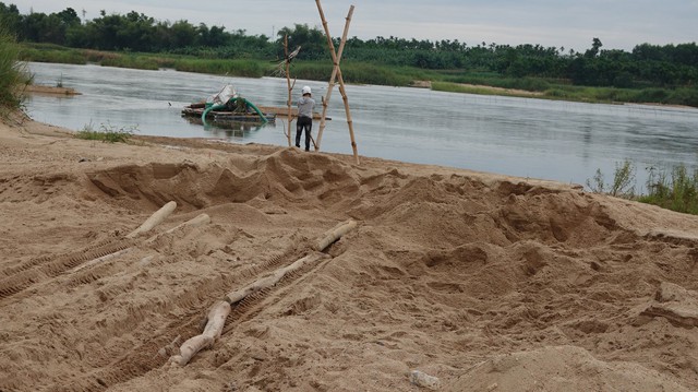Nạn trộm cát tái diễn trên sông Trà Khúc - Ảnh 4.