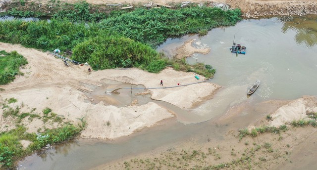 Nạn trộm cát tái diễn trên sông Trà Khúc - Ảnh 1.
