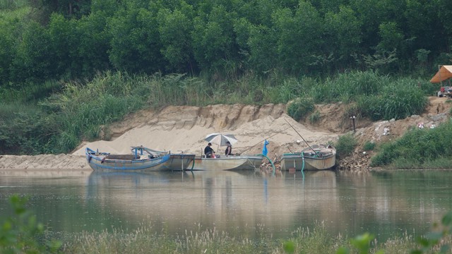 Nạn trộm cát tái diễn trên sông Trà Khúc - Ảnh 2.