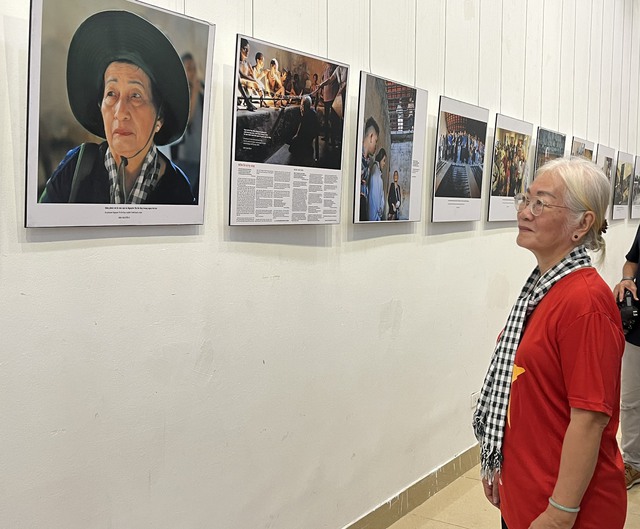 Nhiếp ảnh gia Nguyễn Á ra mắt sách ảnh về cựu tù Côn Đảo tại Hà Nội - Ảnh 2.