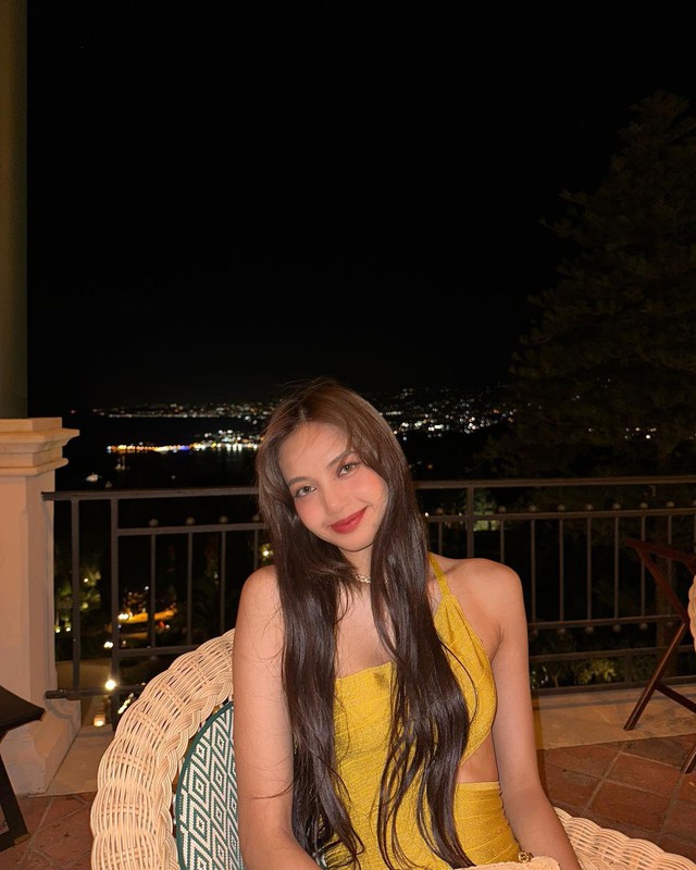 Outfit đời thường cùng bộ trang sức hơn 3 tỷ đồng của Lisa (BlackPink) - Ảnh 3. Outfit đời thường cùng bộ trang sức hơn 3 tỷ đồng của Lisa (BlackPink) - Ảnh 3.