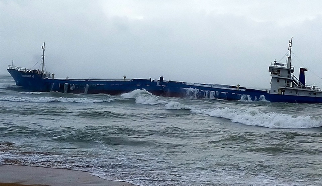 Quảng Ngãi: Tàu sắt dài hàng chục mét bị mắc cạn ngoài biển, sau khi bị nạn - Ảnh 5.