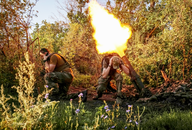Ukraine giành lợi thế ở Bakhmut, Nga dồn hỏa lực vào Kharkiv - Ảnh 1.