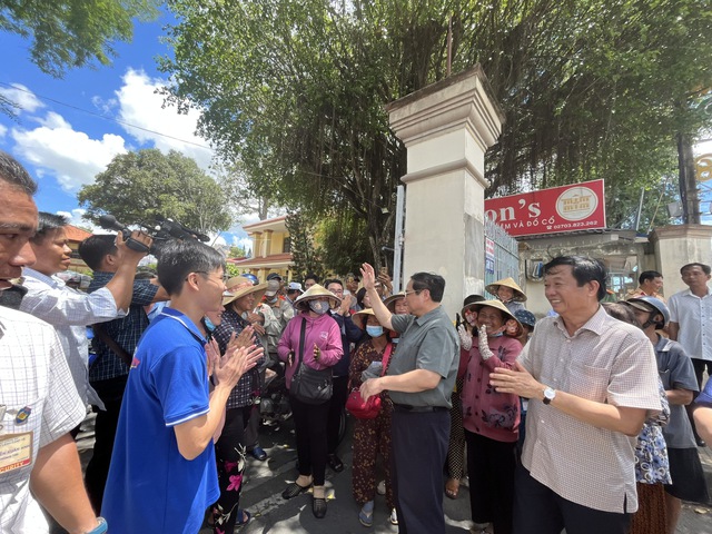 Thủ tướng Phạm Minh Chính khảo sát sạt lở tại Vĩnh Long bằng trực thăng - Ảnh 3.