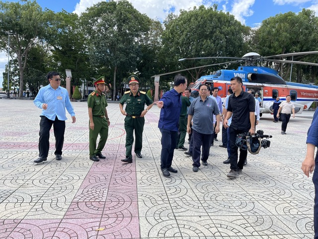 Thủ tướng Phạm Minh Chính khảo sát sạt lở tại Vĩnh Long bằng trực thăng - Ảnh 1.
