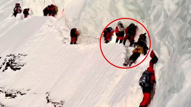Đoàn leo núi bị 'tố' đi qua người chết trên đỉnh cao thứ hai thế giới - Ảnh 1.