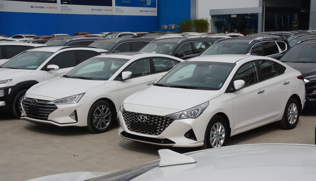 Ngay cả những mẫu xe bán chạy, vốn rất hút khách như Hyundai Accent cũng còn xe đời 2023 tại một số đại lý