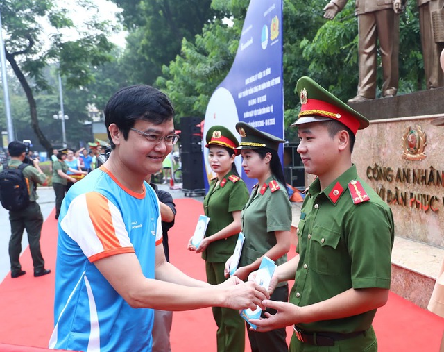 Anh Bùi Quang Huy hào hứng tham gia giải chạy 'Những bước chân vì cộng đồng' - Ảnh 4.