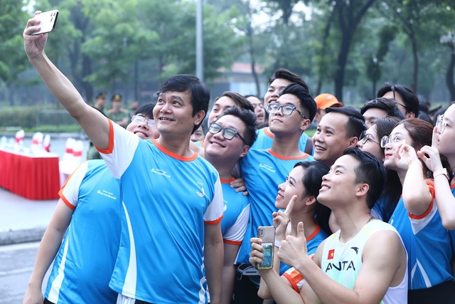 Anh Bùi Quang Huy hào hứng tham gia giải chạy 'Những bước chân vì cộng đồng' - Ảnh 1.