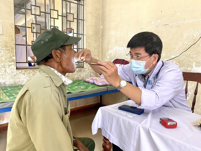 Quảng Ngãi: Khám bệnh, cấp thuốc và trao quà miễn phí cho người dân Sơn Hà - Ảnh 5.
