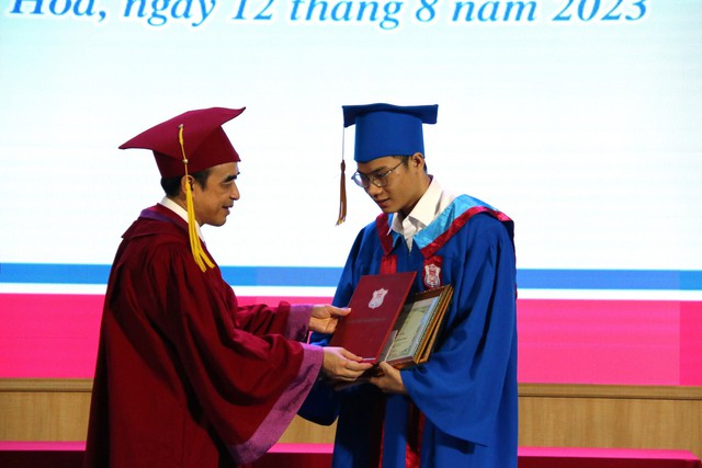 Tân bác sĩ thủ khoa Phân hiệu Thanh Hóa Y Hà Nội từng trượt đại học - Ảnh 1.